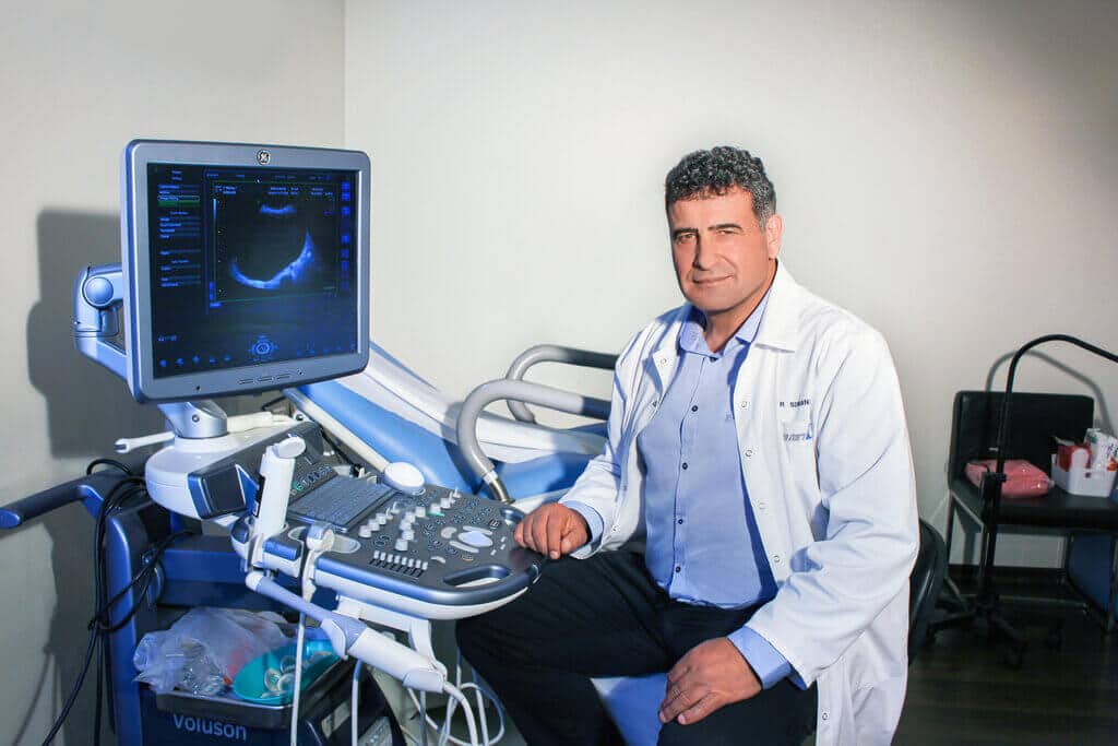 פרופסור סוריאנו לצד מכונת אולטרסאונד